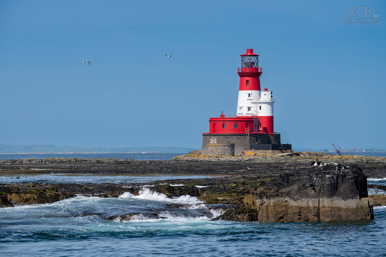 Farne Islands - Longstone lighthouse Op het eiland Longstone staat er een nog steeds werkende en karakteristieke, rood met witte vuurtoren die werd gebouwd in 1826. Stefan Cruysberghs